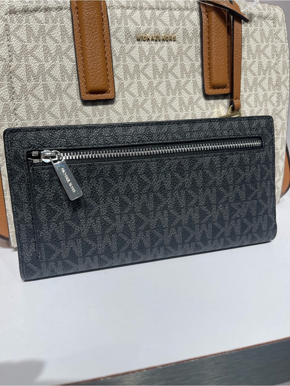 Michael Kors Carson Large Signature Logo Bifold Snap Wallet
Black
NWT - Picture 2 of 16